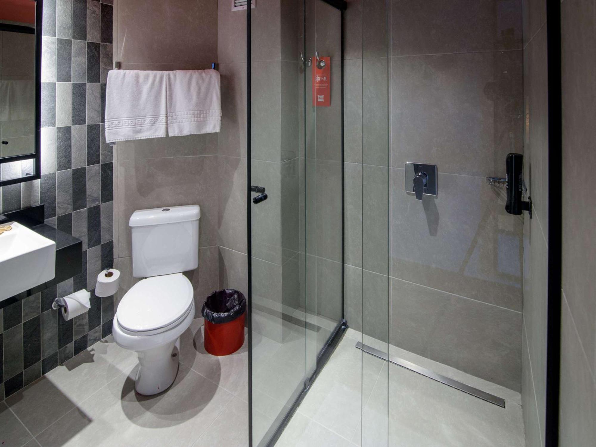 Hotel Ibis Curitiba Batel Esterno foto